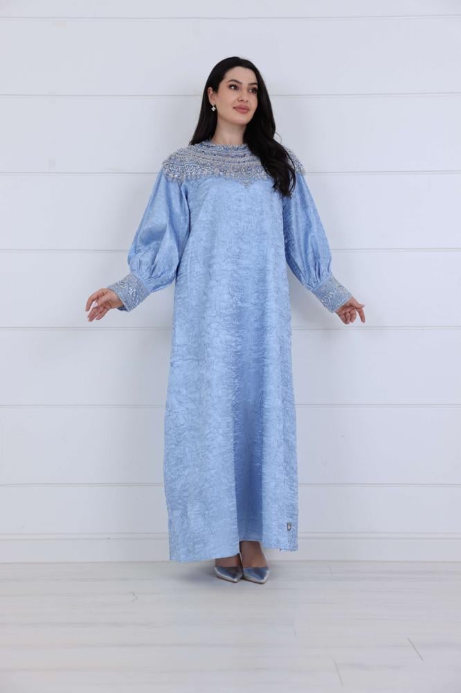 جلابية تفتة مكسرة مزينة بشك على الصدر والاكمام لون سماوي