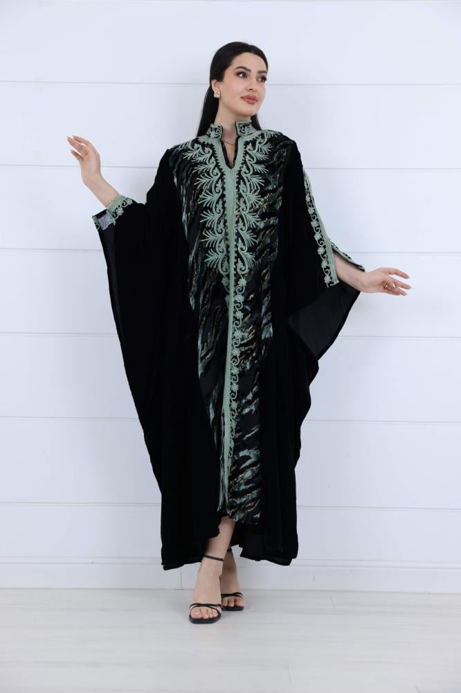 جلابية مخمل واسعة بكلفة فخمة طويله وعلى الكم لون تيفاني