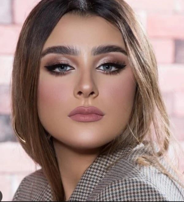 تسوقي أفضل الفساتين والجلابيات والبشوت العصرية من أيس كيوب
