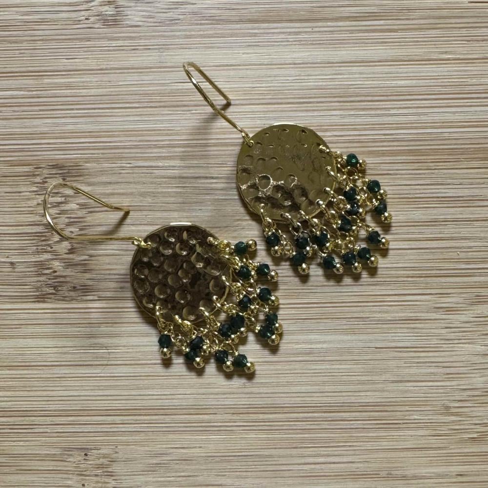 حلق مطلي بالذهب مع حجر الزركون الأخضر