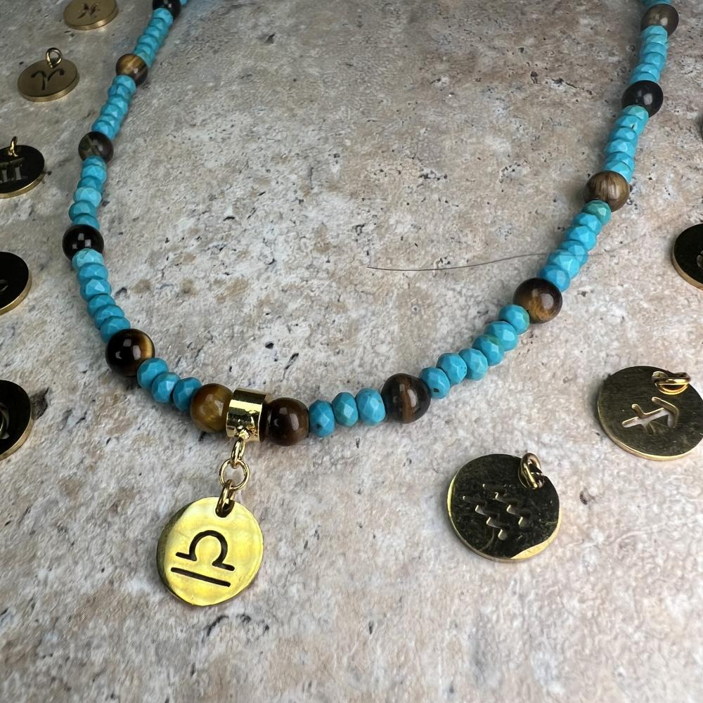 قلادة الفيروز وعين النمر حجر طبيعي يمنح طاقة الحماية والقوة