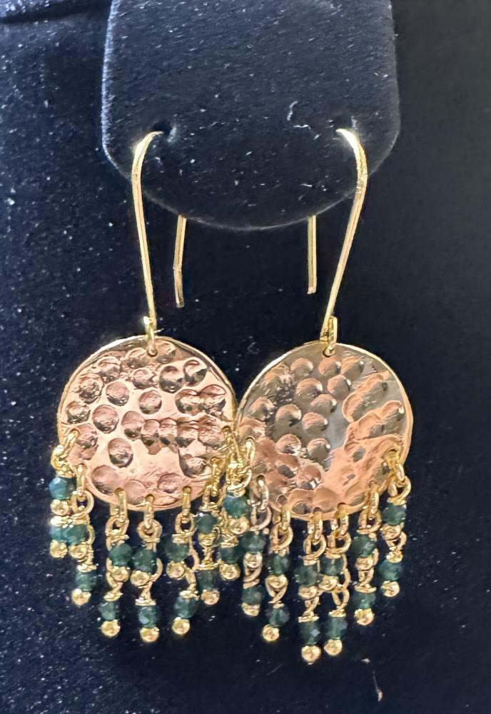 حلق مطلي بالذهب مع حجر الزركون الأخضر