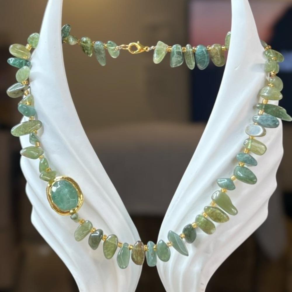 قلادة اليشب الأخضر – رمز الهدوء والازدهار