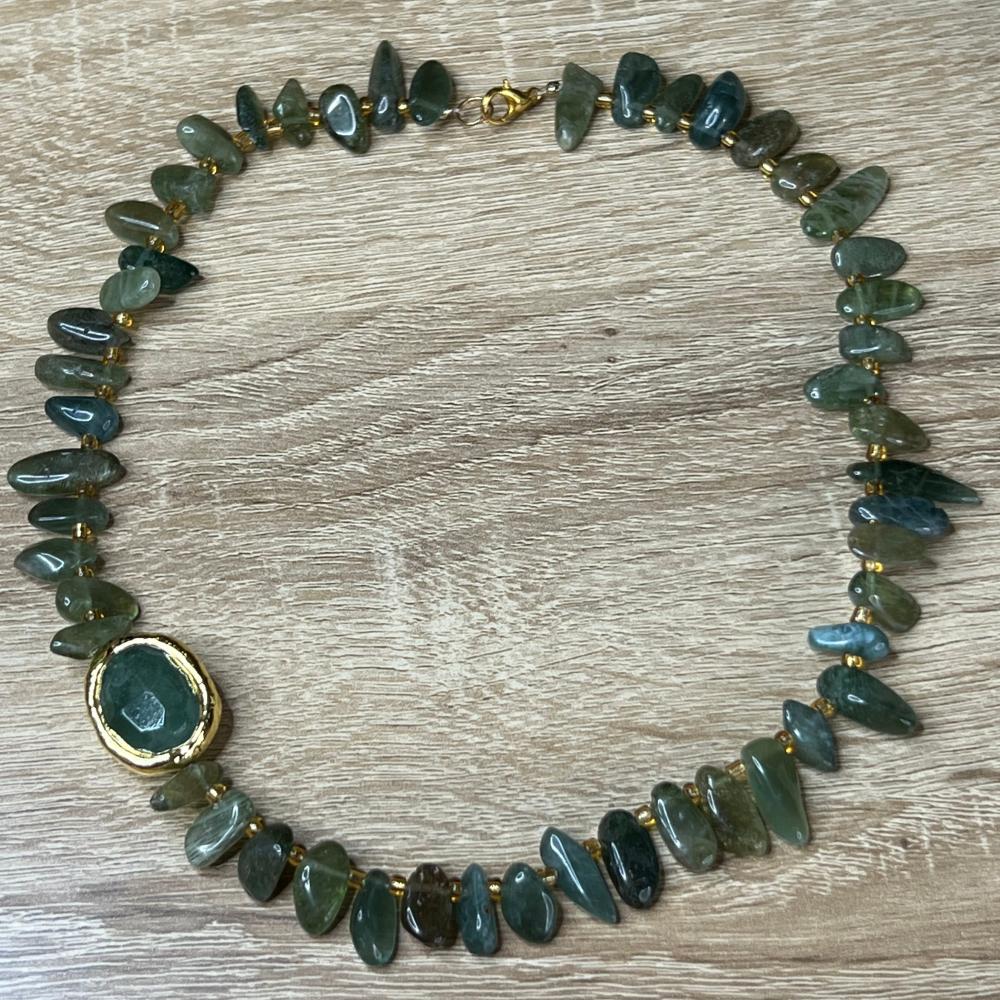 قلادة اليشب الأخضر – رمز الهدوء والازدهار