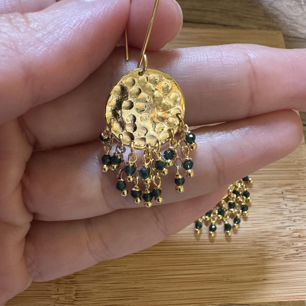 حلق مطلي بالذهب مع حجر الزركون الأخضر