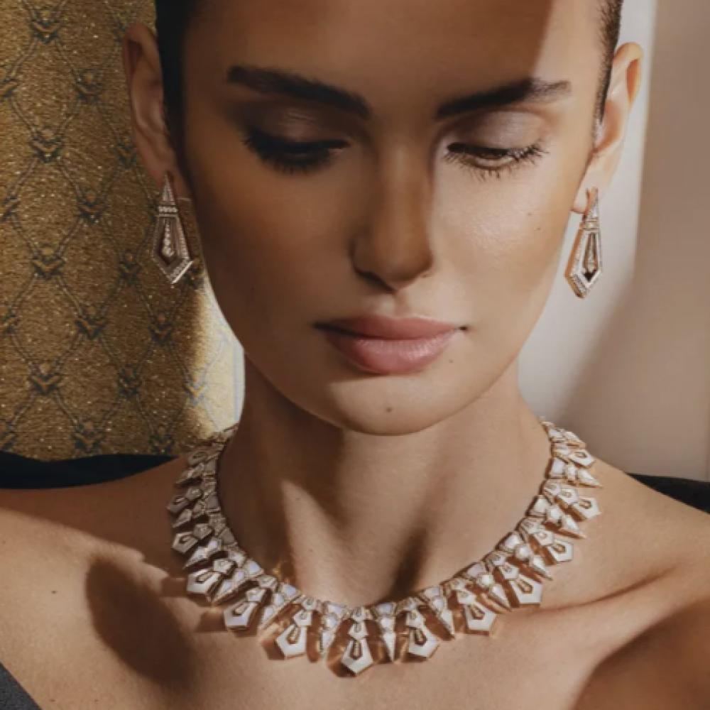 أسرار الأنوثة الراقية: تنسيق المجوهرات مع مكياجك