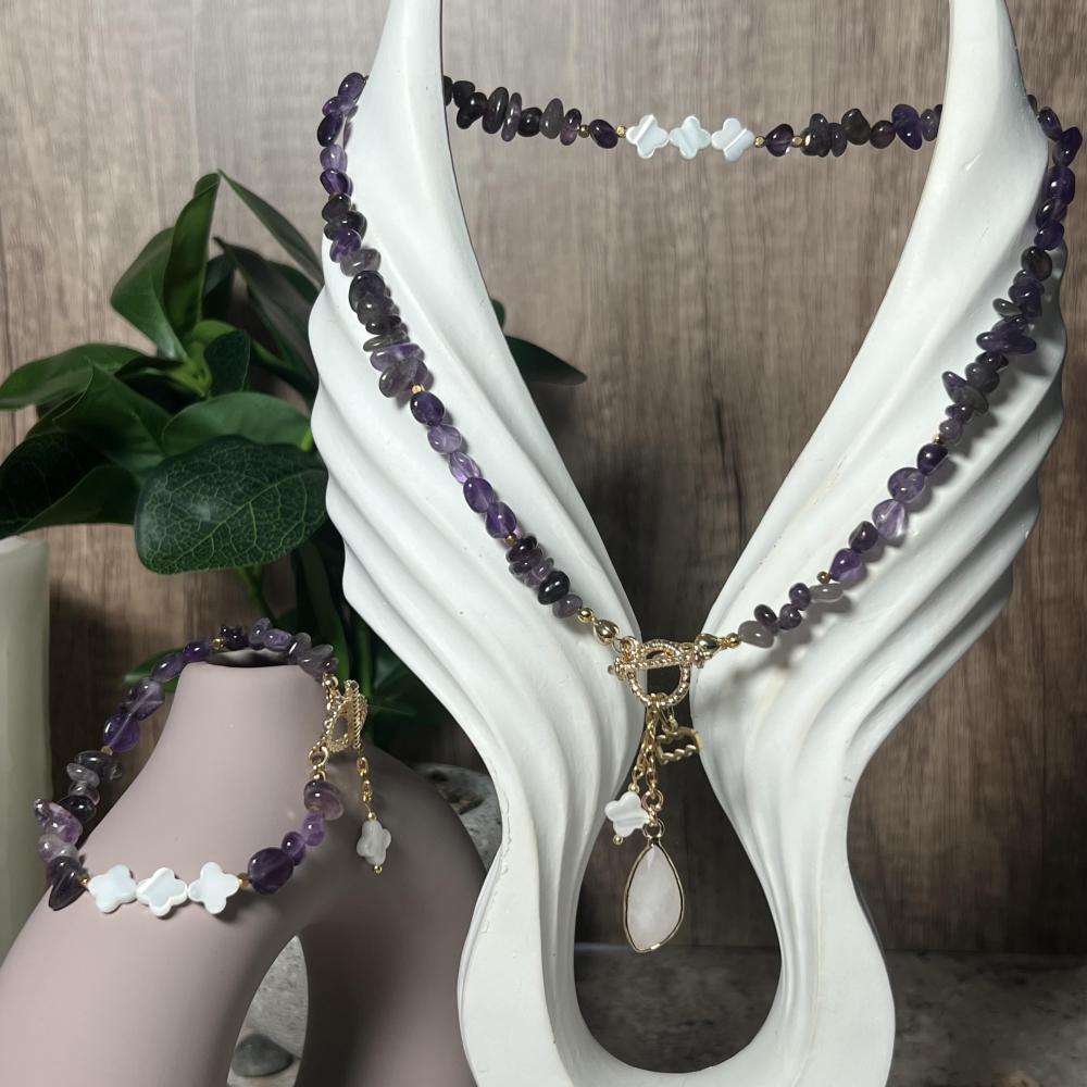 قلادة فخمة من أحجار الأماثيست والكوارتز تعزز الطاقة الإيجابية