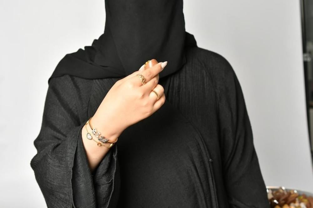 وش الحجر اللي يناسب العباية السوداء؟