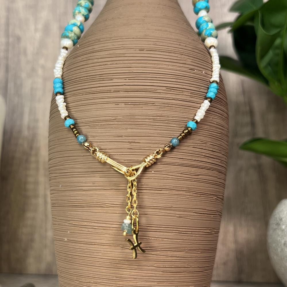 تصميم راق من حجر الفيروز واللؤلؤ الطبيعي يجسد الأنوثة والتوازن