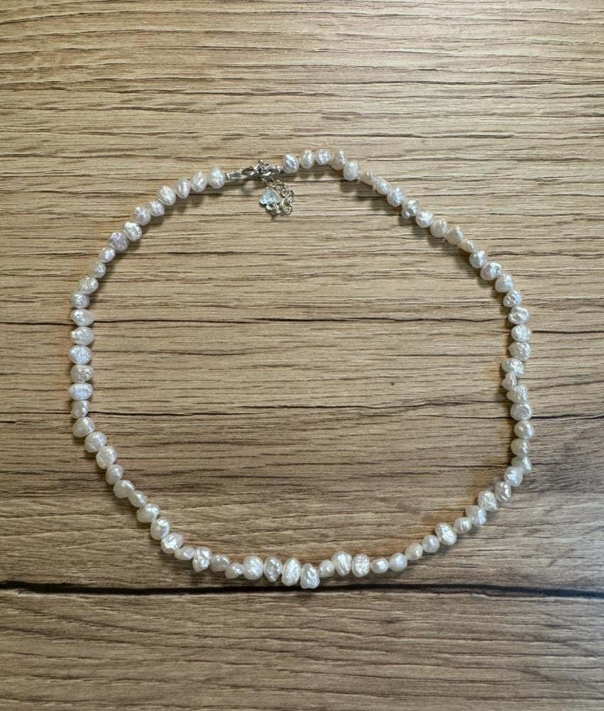 شوكر لؤلؤ أبيض كلاسيكي لإطلالة أنثوية ناعمة ومتألقة