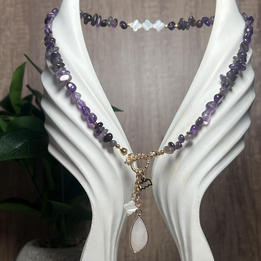 قلادة حجر كريم طبيعي بتصميم برج راق يرمز للصفاء والتوازنقلادة الأبراج