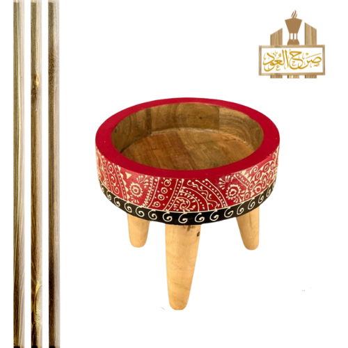 طاولة خشبية صغيرة