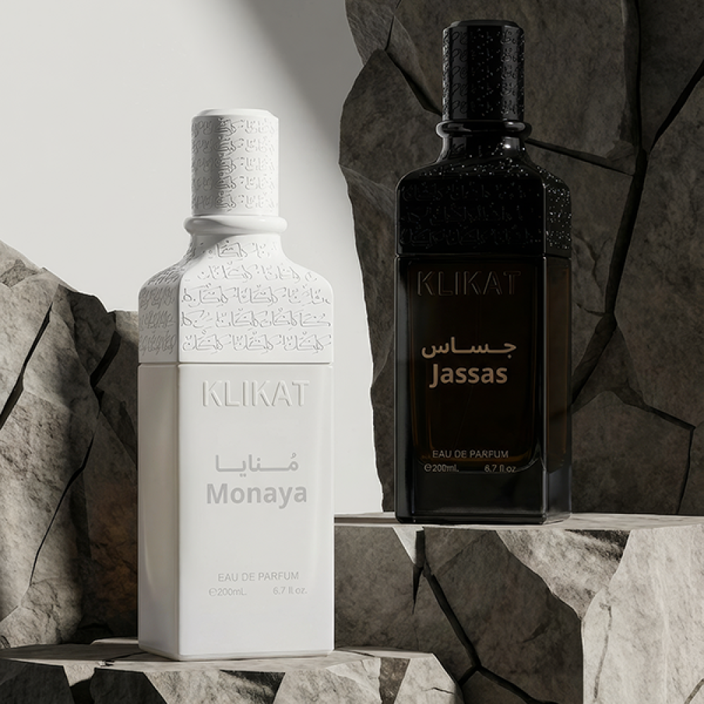 اثنان من زجاجات العطر الفاخرة واحدة بيضاء والأخرى سوداء