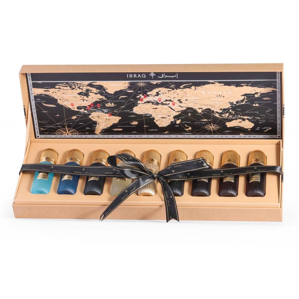 مجموعة عطور فاخرة في صندوق مفتوح مع خريطة عالم مزينة بنقاط حمراء