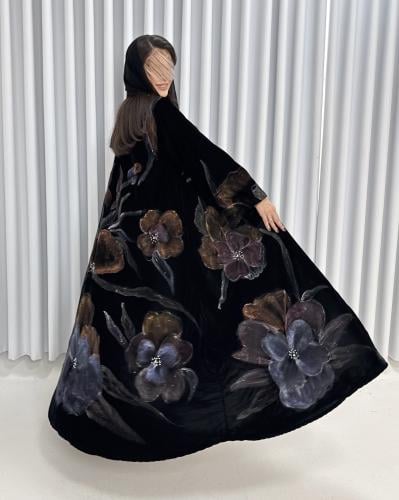 Z352 / قماش مخمل اسود ورسم يدوي على كامل العباية