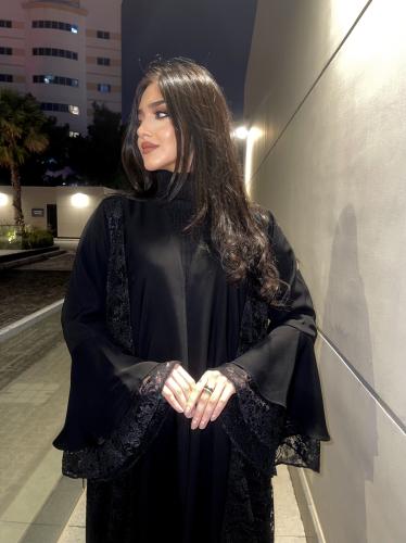 Z268  / قماش كريب سراميك مع دانتيل بالجوانب وطرف الكم