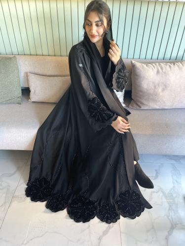 Z229 / قماش كريب وورود مخمل مع خرز اسود