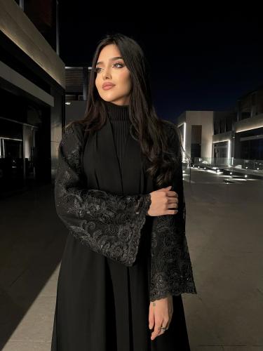 Z269 / قماش كريب سراميك واكمام تل مطرز مع كرستال