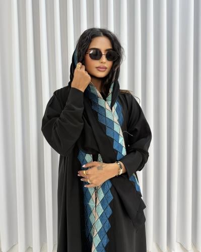 Z347 / قماش كريب كتان وتطريز ازرق بالامام وطرف الطرحة