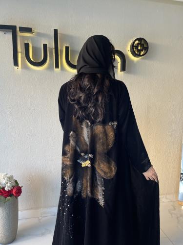 Z221 / قماش مخمل اسود مع ياقه ورسم يدوي بالخلف