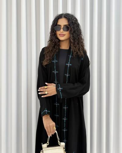 Z345 / قماش كريب لمياء وتطريز ازرق بالاطراف والطرحة