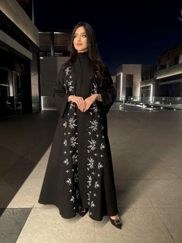 Z274 / قماش كريب مينيمات وتطريز مع شك ابيض واسود