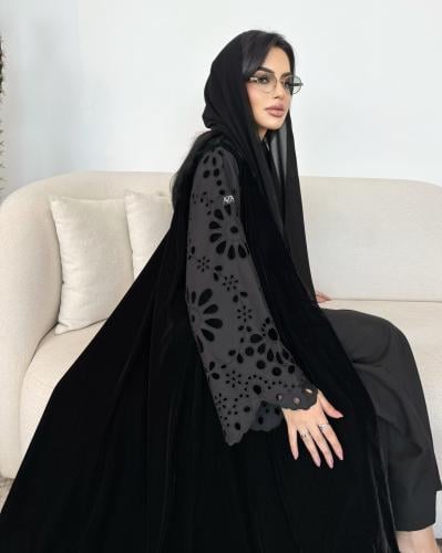 Z356 / قماش مخمل اسود والاكمام كريب مخرم مبطن مخمل