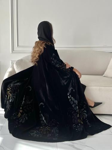 Z227 / قماش مخمل اسود مع ياقه ورسم يدوي