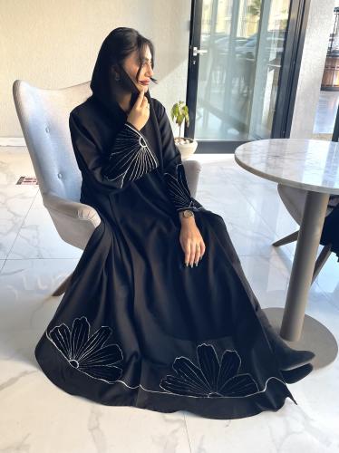 Z228 / قماش كريب مينيمات وتطريز مخمل بالاطراف