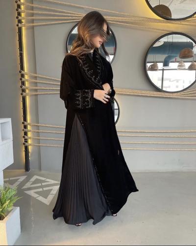 Z02 / قماش مخمل وكسرات كريب مع خرز اسود