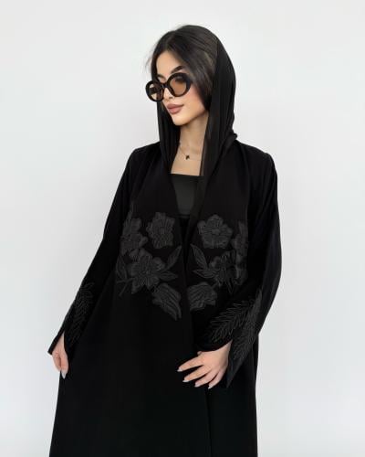 Z328 / قماش كريب لمياء وتطريز اسود عالصدر والاكمام