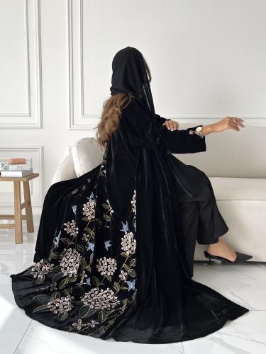 Z226 / قماش مخمل اسود وتطريز كمبيوتر بالخلف