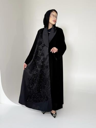 Z285 / قماش كريب لمياء مع تفته مطرز تل ورد وخرز اسود