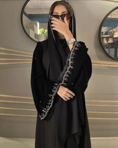 Z01 / قماش كريب واكمام مخمل مع خرز رصاصي