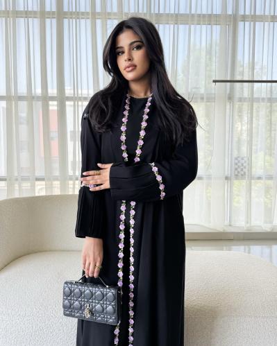 Z337 / قماش كريب كوبرا وكلفه ورد بالامام والخلف مع كسره