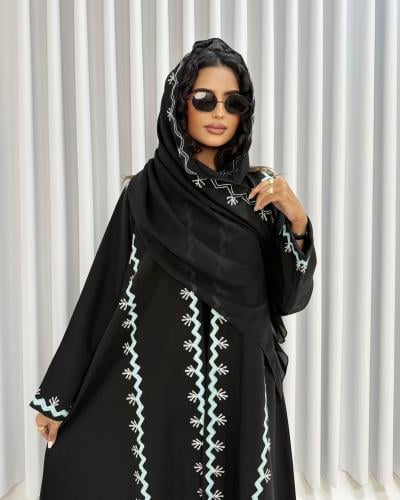 Z343 / قماش كريب مينيمات وتطريز خطوط بالامام سماوي وابيض