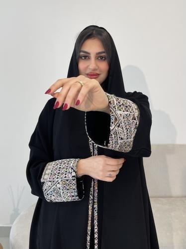 Z243 / قماش كريب كوبرا وقماش مطرز عالاكمام وقيطان