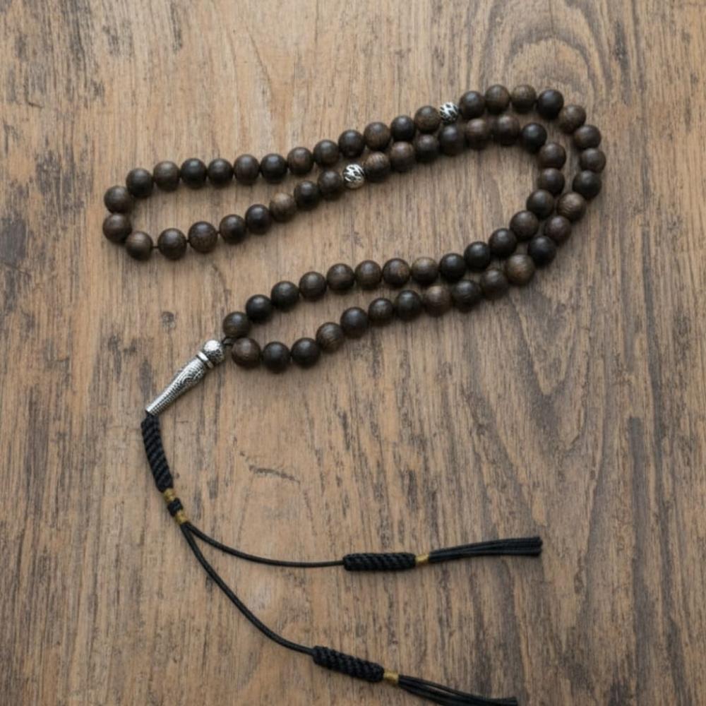 سبحة خشب العود المعتقة.. سحر الرائحة التي لا تغادر كفّك