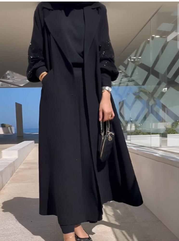 عباية بليزر اسود بجيوب واكمام مطرزة- ريتان