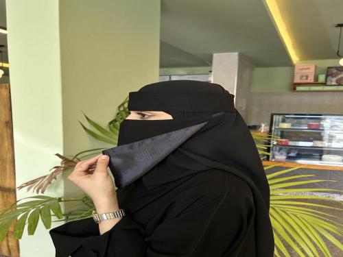 نقاب مشبك مبطن حرير قصير