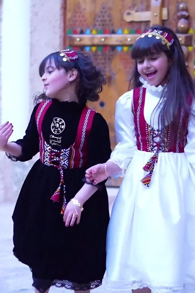 فساتين الي م الوطني لون اسود وابيض