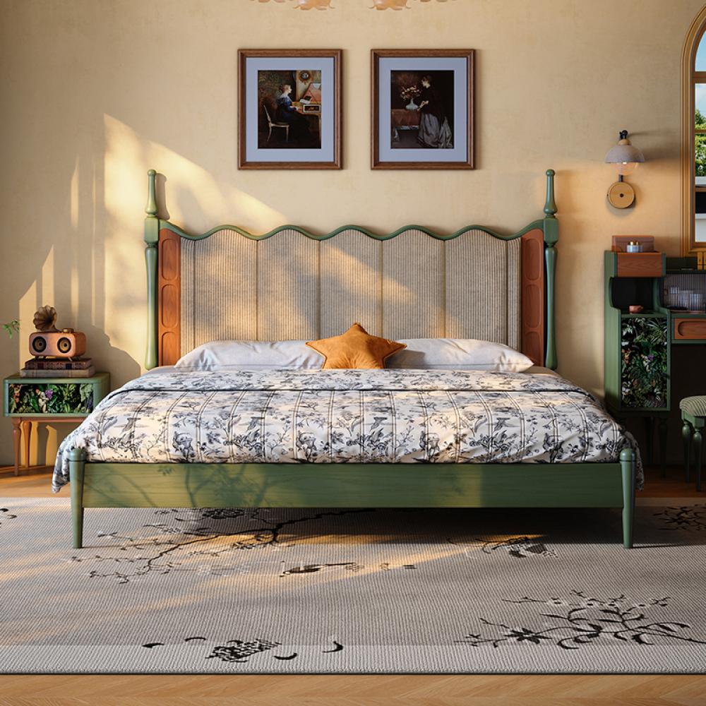 سرير فاخر يجمع بين الطابع الكلاسيكي والمتانة