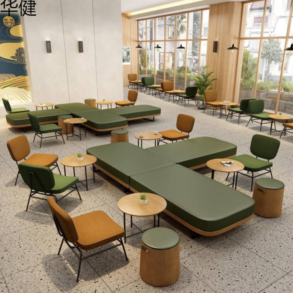 طاولات وكراسي مقهى بتصميم بسيط وعصري