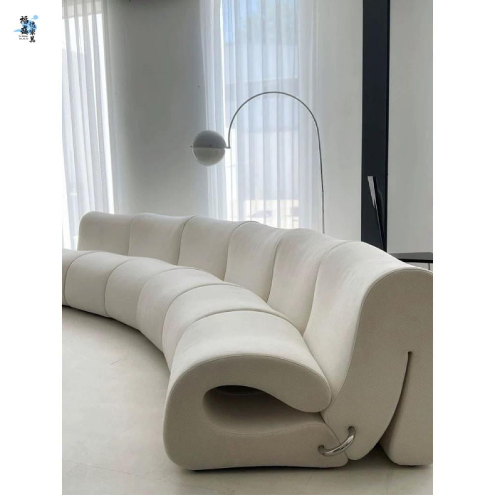 اريكة بتصميم متموّج