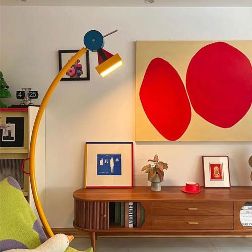 مصباح أرضي بتصميم ممفيس الهندسي – إضاءة كاملة الطيف وتصميم ملون