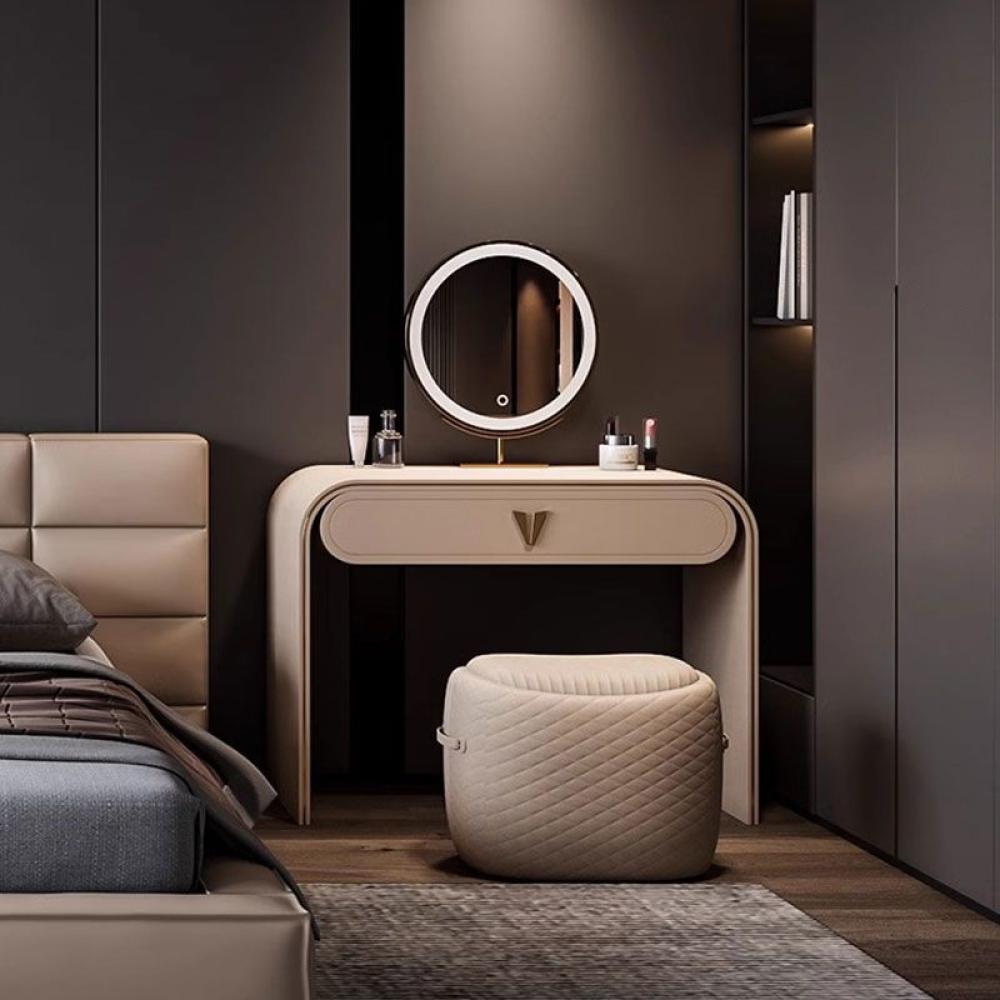 طاولة تزيين بتصميم إيطالي بسيط