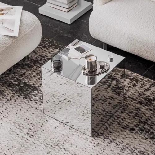 طاولة جانبية مكعبة من الأكريليك العاكس – تصميم فاخر بلمسة فنية عصرية