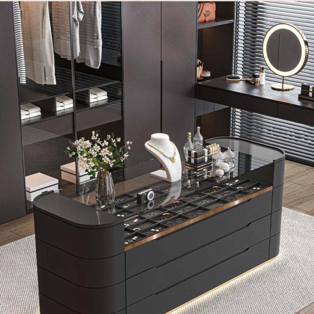 جزيرة خزانة ملابس واسعة بإضاءة