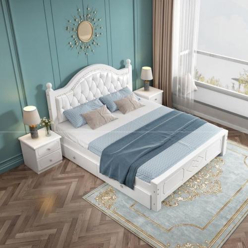 طقم سرير أنيق باللون الأبيض بتصميم بسيط وعملي