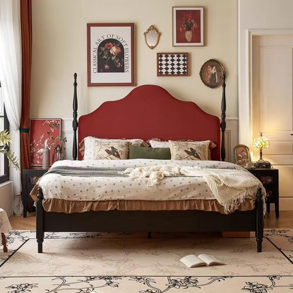 سرير أحمر كلاسيكي من الخشب الصلب – فخامة مستوحاة من الأعمدة الرومانية